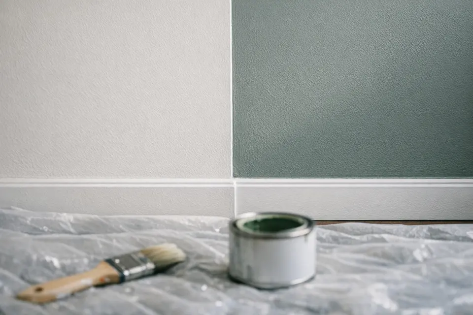 Close-up of a clean cut-in at the ceiling and a freshly painted wall on a Renovhome job-site — painter in Geneva