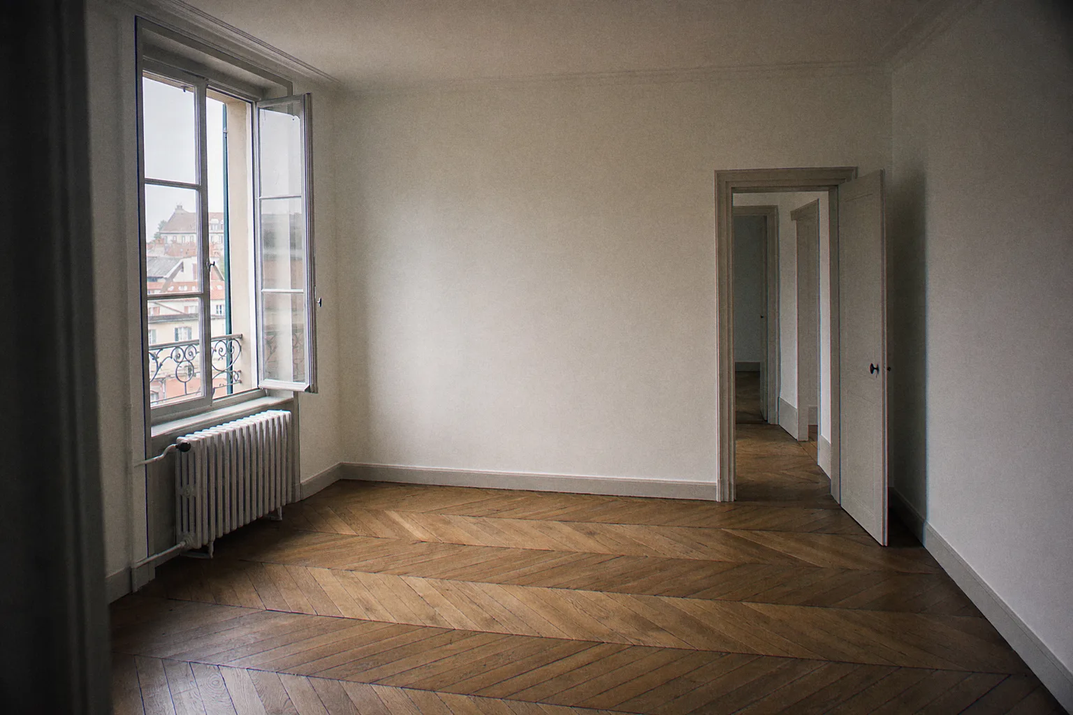 Empty living room of an apartment after a complete repaint, off-white walls