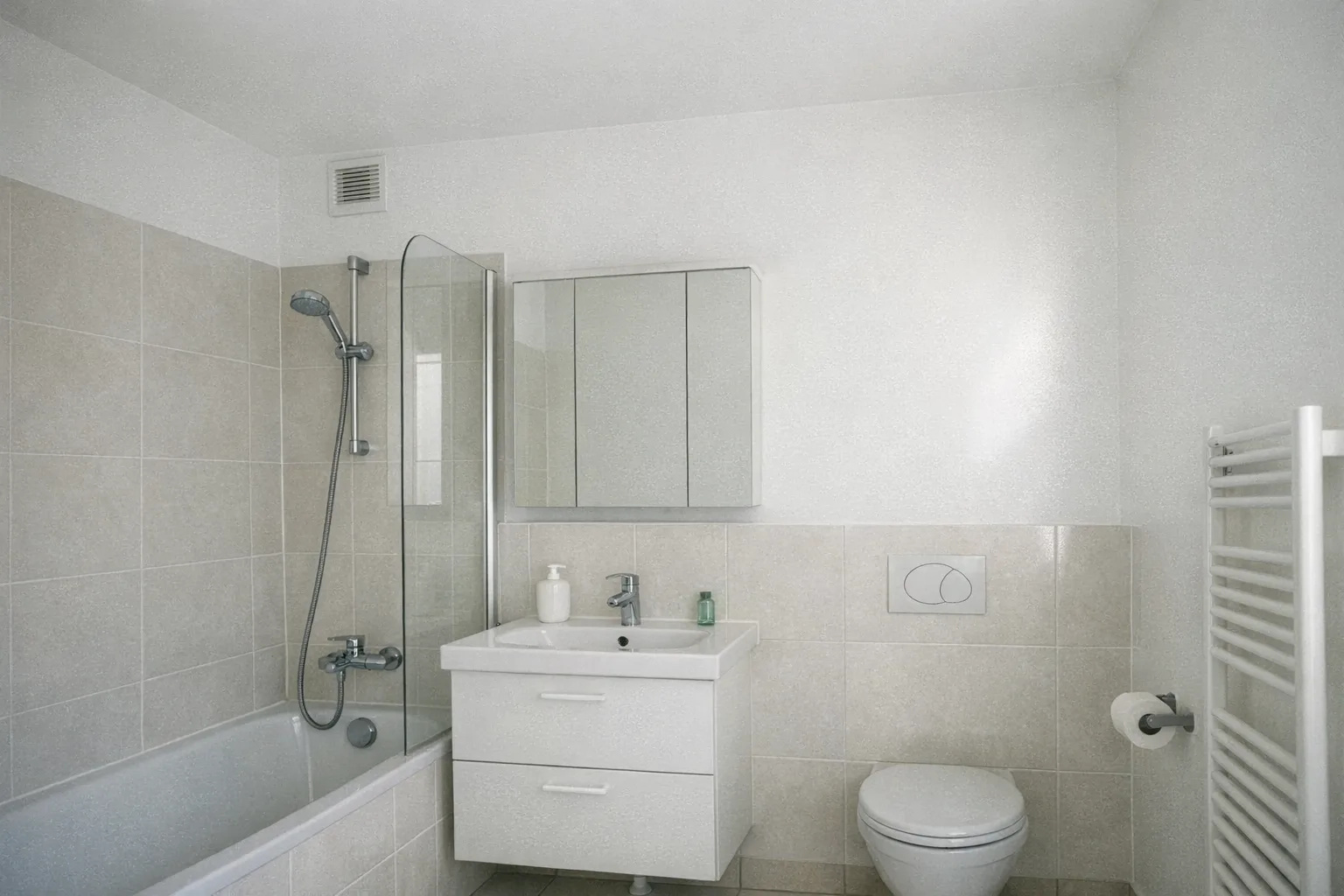 Salle de bain en émail satiné blanc, finition lessivable