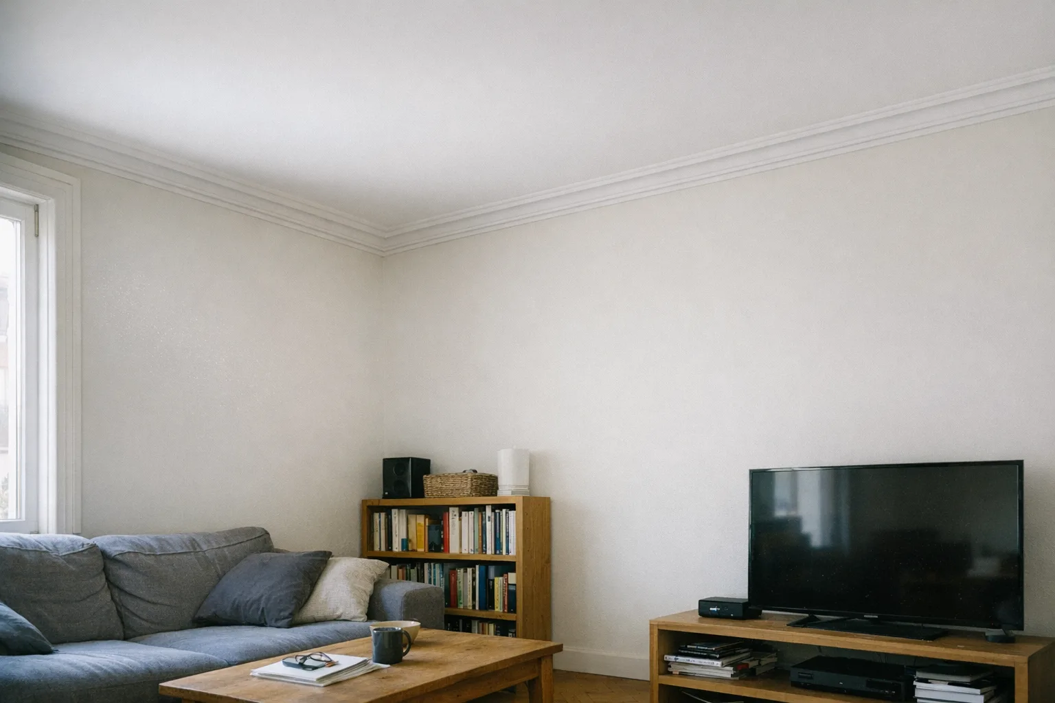 Plafond blanc fraîchement peint vu en contre-plongée